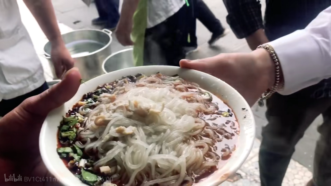 来，吃个担担面吧。图片出自《早餐中国》第一季。