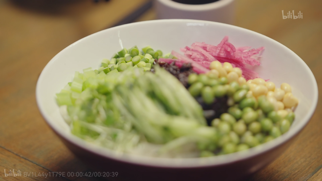 菜码齐全的老北京炸酱面，图片出自B站纪录片《一面之词》。