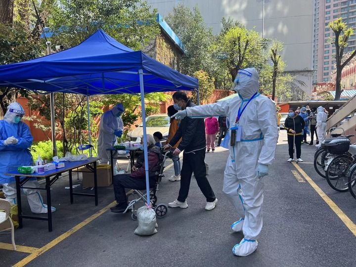 上海市徐汇区徐家汇街道石油公寓志愿者张勇帮助社区进行核酸筛查(受访者供图)