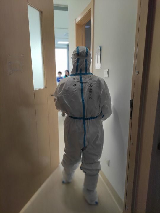 华亭方舱医院关舱后,海南援沪医疗队队员朱乃云转战嘉定区一家定点医院。(受访者供图)
