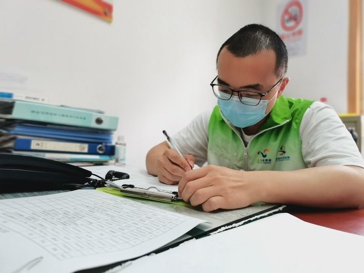 5月11日,上海市普陀区桃浦镇莲花公寓居民区社工房帅正在复盘当日社区核酸检测情况。