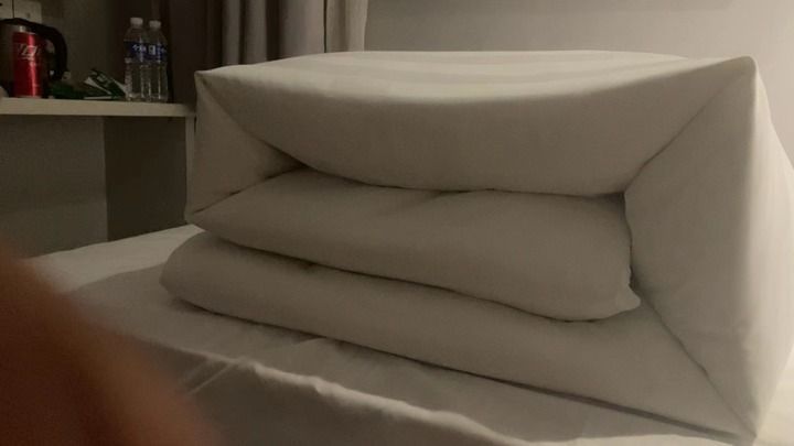 从杭州来到上海支援保供的叮咚买菜前置仓仓管员王义,过去曾是一名消防战士。虽然退役多年,但他还是保持部队里生活习惯,在上海住宿的酒店,他也会把被子叠成“豆腐块”。