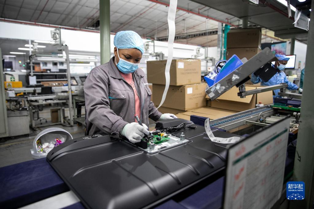 2022年6月1日，当地员工在南非开普敦海信南非工业园的电视机生产线上工作。新华社记者 吕天然 摄