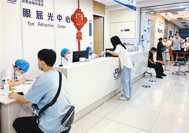 市民在西安市人民医院(西安市第四医院)咨询“摘镜”手术