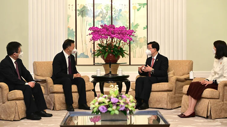 李家超就任行政长官后会见的第一批客人是谁？