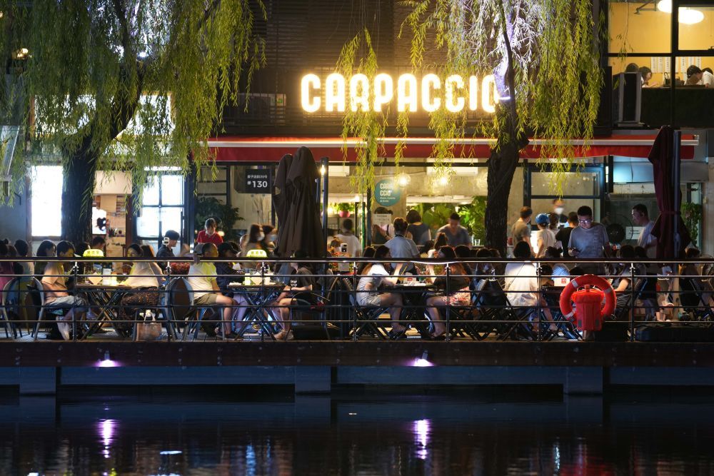 2022年7月16日,市民在北京市朝阳区亮马河国际风情水岸就餐。 新华社记者 鞠焕宗 摄