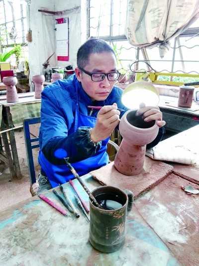 广西钦州，手工艺人在文化馆展示陶器制作技艺。本报记者 韩业庭摄/光明图片