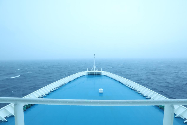 航行中的远望6号船