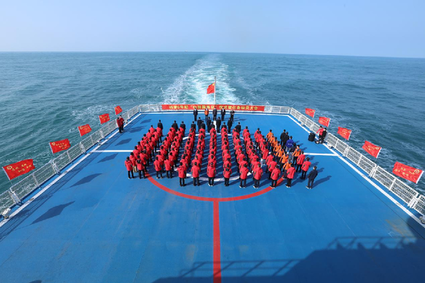 远望6号船组织向祖国再见仪式