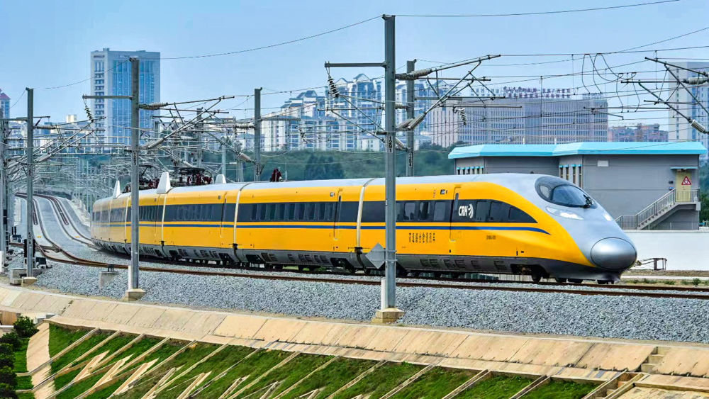 5月16日，高速综合检测列车驶出南宁东站。（新华社记者张爱林摄）